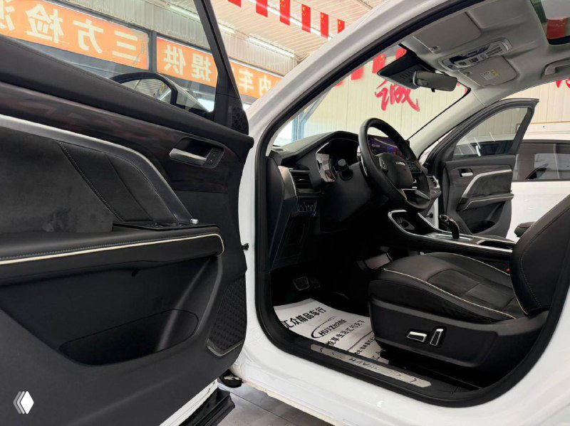Открытая передняя дверь и пространство пассажирского места Haval H6, видны материалы обивки, регулировки сиденья и панорамная крыша