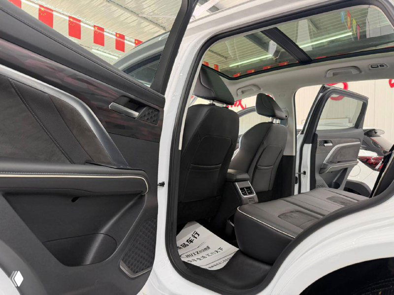 Задний ряд Haval H6: два кресла и пространство для ног, обзор задней дверной обшивки и отдыха пассажиров в салоне