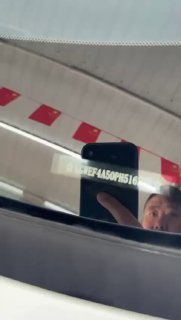 Крупный план VIN-кода на лобовом стекле Haval H6, фотография показывает номер кузова на внутренней части стекла с отражением салона