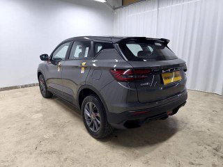 Geely Coolray 2025 серого цвета, вид сзади‑сбоку в светлом помещении; видны задние фонари, крышка багажника, номерной щиток и линия крыши автомобиля.