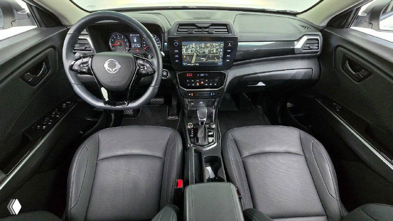 Интерьер SsangYong Tivoli: передняя панель, рулевое колесо и мультимедийная система в салоне, демонстрация состояния приборной панели и отделки