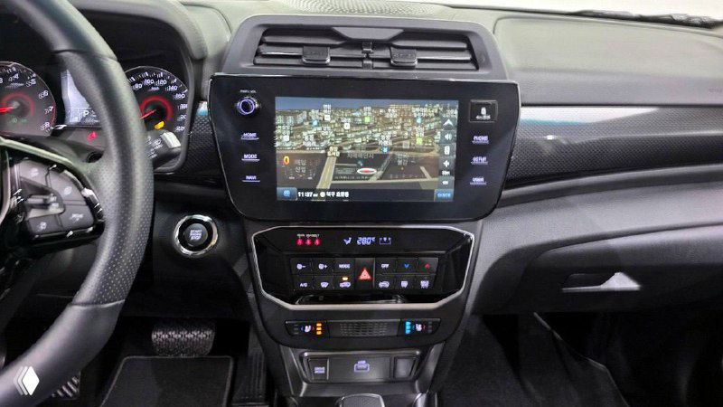 Центральная консоль и медиасистема SsangYong Tivoli с картой на экране и органами управления климатом и аудиосистемой, фото функциональной части салона