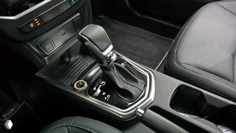 Рычаг переключения передач и центральный тоннель SsangYong Tivoli, крупный план селектора АКПП и положение поручней в салоне для оценки износа
