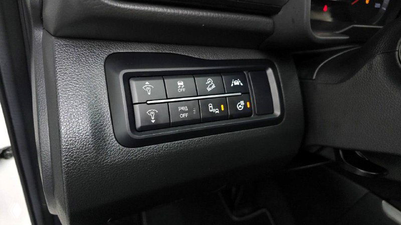 Блок кнопок управления на панели слева от руля в SsangYong Tivoli: ассистенты, свет и другая электроника, фото для проверки комплектации