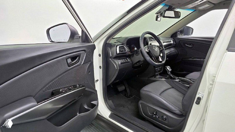 Открытая передняя дверь и вид на водительское сиденье SsangYong Tivoli, обзор пространства, обшивки и состояния водителя места