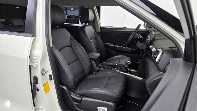 Передние сиденья SsangYong Tivoli: боковой вид на кресла с обшивкой, пространство для ног и общий вид переднего ряда салона