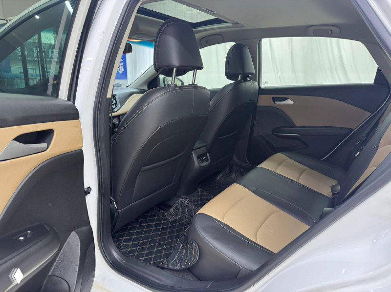 Задний ряд сидений Chevrolet Cruze с комбинированной обивкой, вид на пространство для ног и центральный тоннель между сиденьями в салоне.