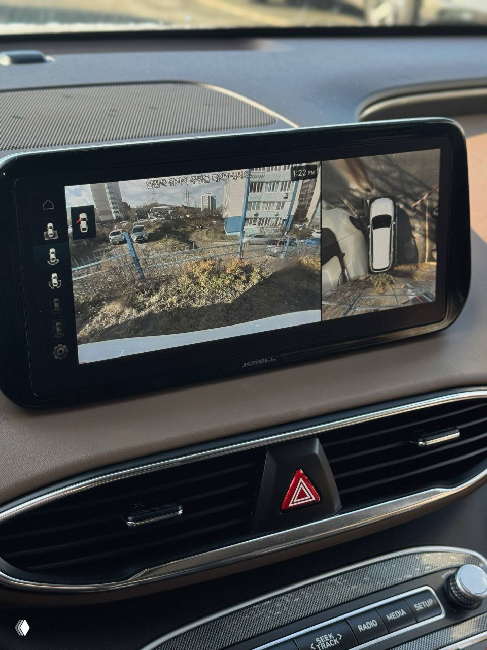 Центральный дисплей демонстрирует круговой обзор камеры и вид парковочного окружения, отображается изображение с камер автомобиля.