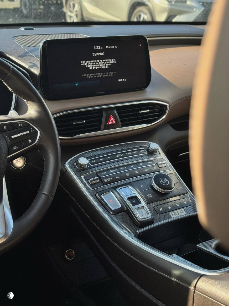 Штатный экран над центральной консолью Hyundai Santa Fe, приветственное сообщение на экране и элементы воздуховодов на торпеде.