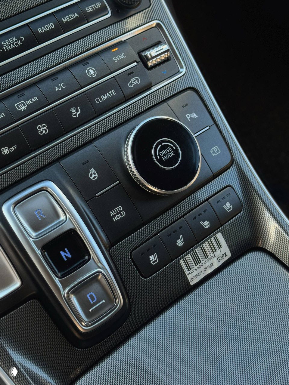 Центральная консоль Hyundai Santa Fe: селектор режимов, кнопки климат-контроля и элементы управления медиасистемой вблизи.