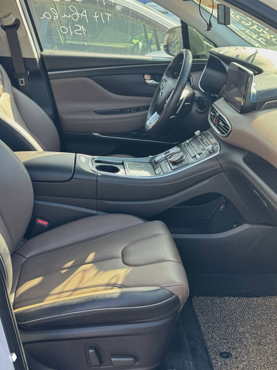 Крупный план кнопок P/N/D, ручки Drive Mode, кнопок подогрева сидений и наклейки с артикулом на центральной панели автомобиля.