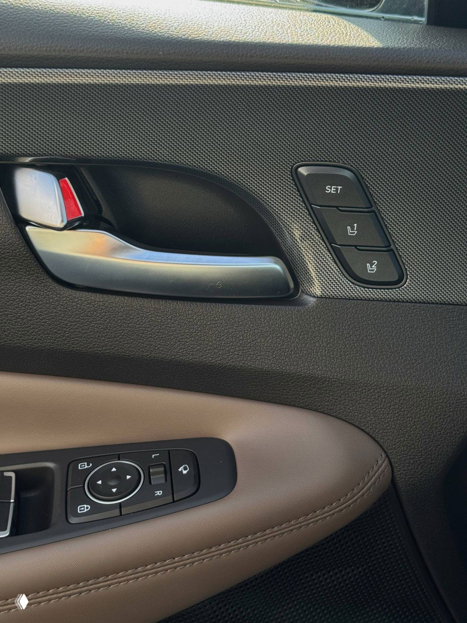 Задний ряд сидений и дверная панель Hyundai Santa Fe, кнопки памяти сидений и элементы управления окнами на дверце.