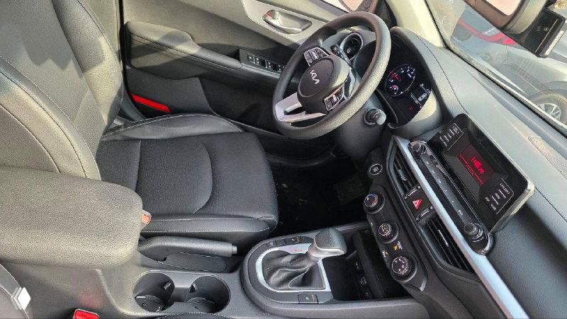 Салон и центральная консоль с АКПП Chevrolet Trax, руль, сенсорный дисплей и элементы управления видны для осмотра состояния.