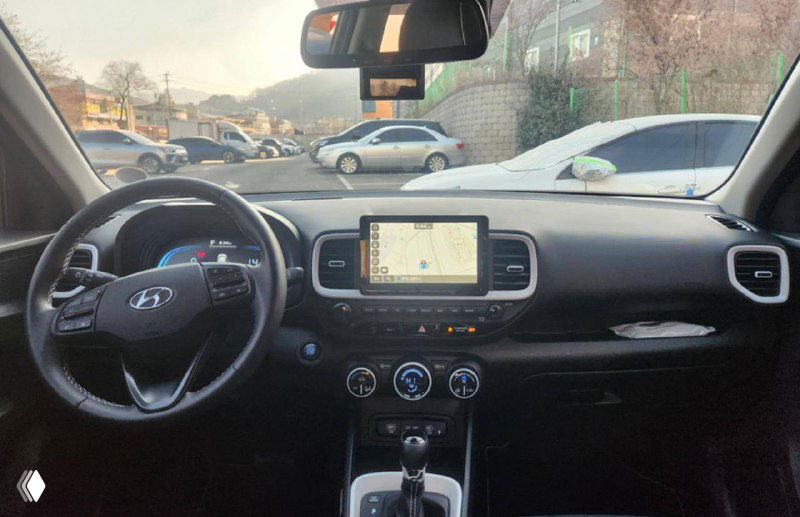 Интерьер Hyundai Venue — торпедо с мультимедийным дисплеем и климат-контролем, крупный план приборной панели и рулевого колеса.