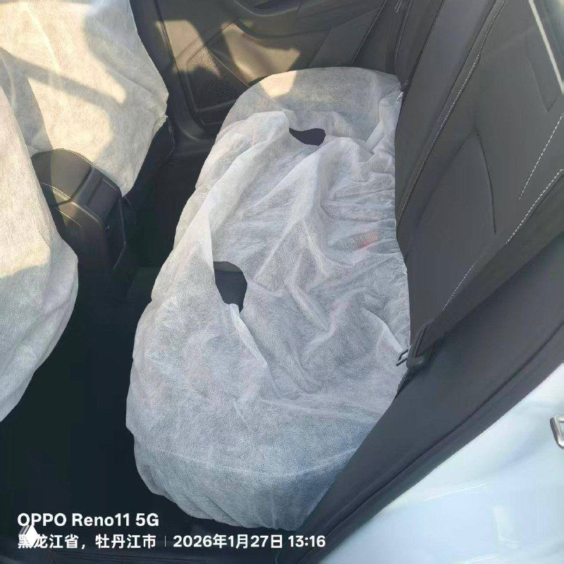 Задний ряд и боковой обзор салона Skoda Kamiq с защитными одноразовыми чехлами на сиденьях; новое состояние салона видимо на фото.