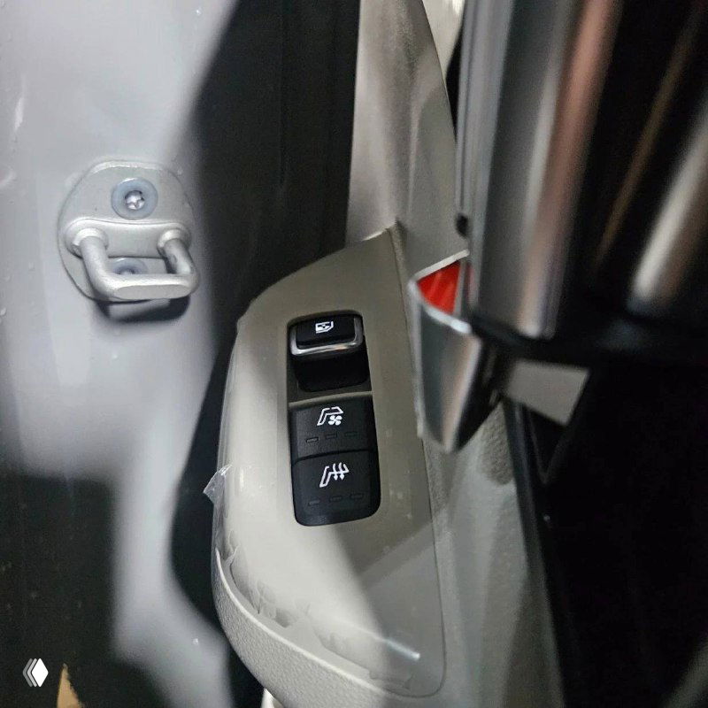 Панель на дверном проёме KIA Carnival с кнопками управления сдвижной дверью и блокировкой, видна часть обивки и уплотнителя.