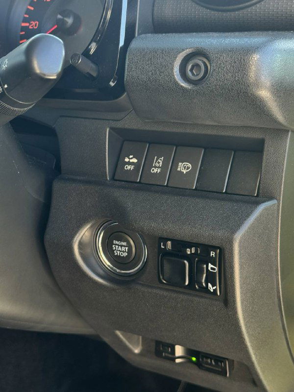 Панель с кнопками и кнопка старт-стоп в Suzuki Jimny: система контроля, регулировки и дополнительные переключатели на стороне водителя — чёткий план управления.