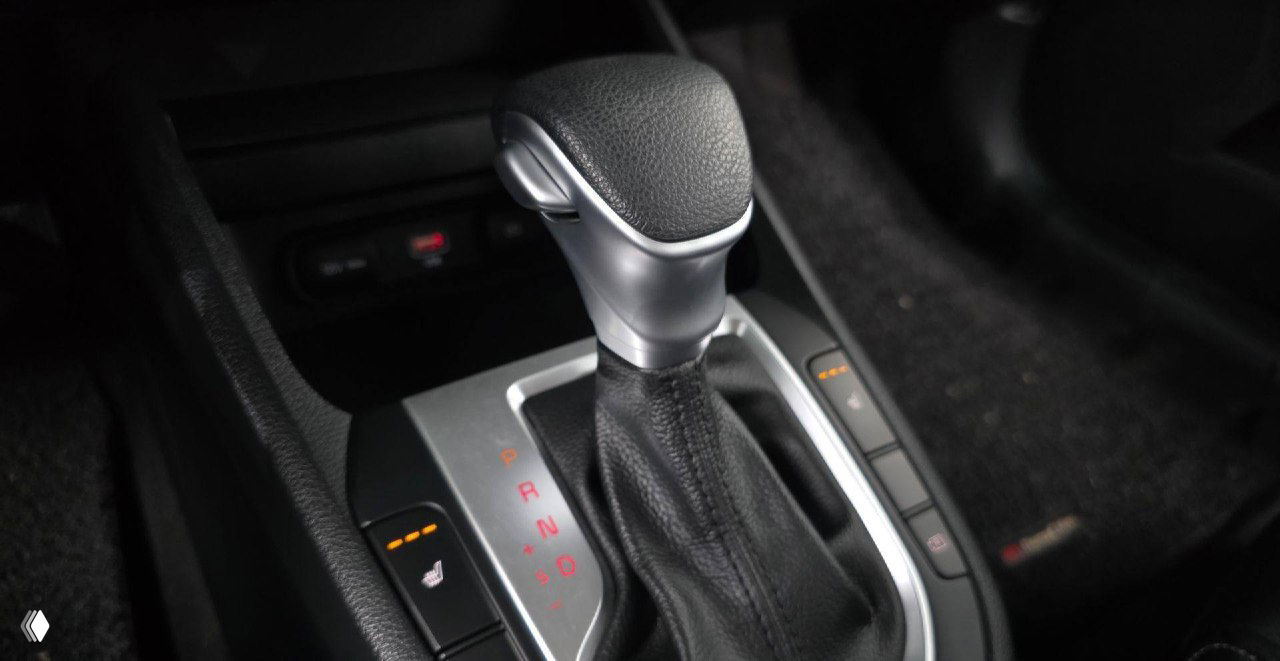 Крупный план рычага коробки передач и сидений KIA K3 2021, видно расположение переключателя, подсветку и элементы отделки салона.