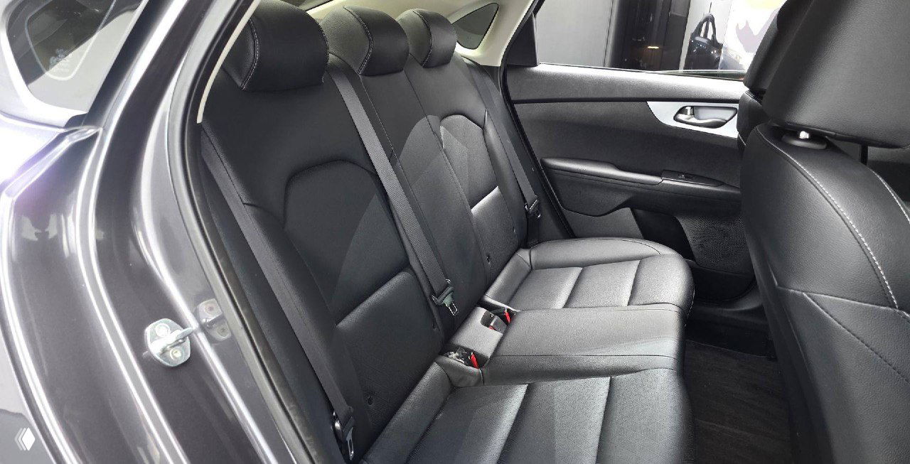 Задний ряд сидений KIA K3 2021: трёхместный диван, ремни безопасности и состояние обивки задней части салона.