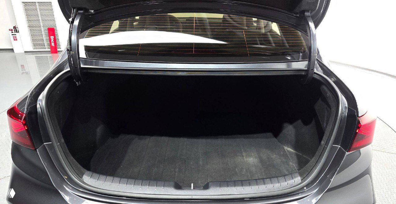 Открытый багажник KIA K3 2021: вид на багажное отделение, чистое покрытие пола и объём свободного пространства для груза.