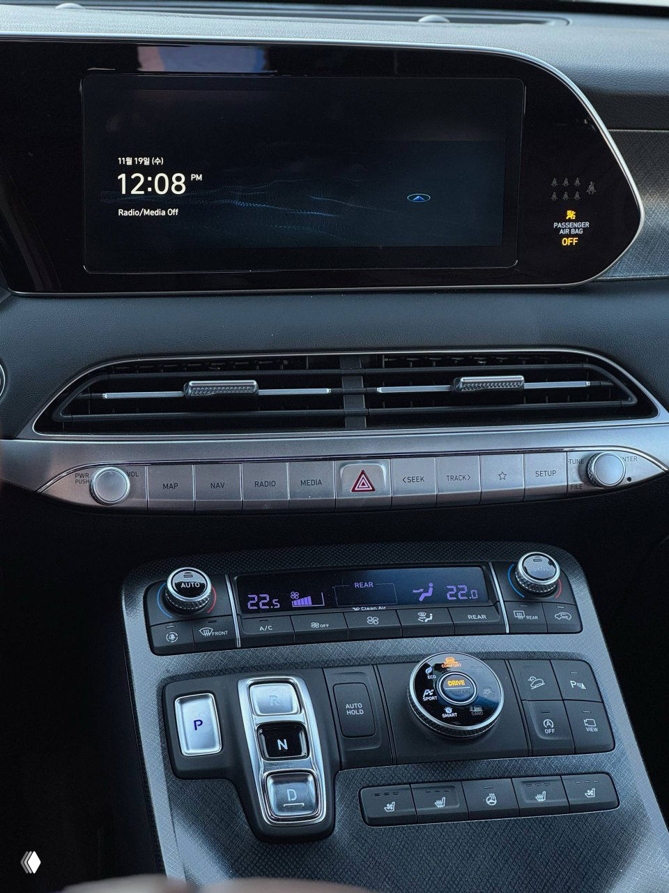 Центральная консоль Hyundai Palisade: экран мультимедиа, блок климат-контроля и селектор с кнопками P, R, N, D — современная компоновка салона.