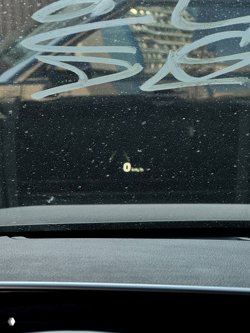 Отражение и головной дисплей на лобовом стекле с проекцией скорости, виден чистый HUD и отметки на стекле после осмотра.