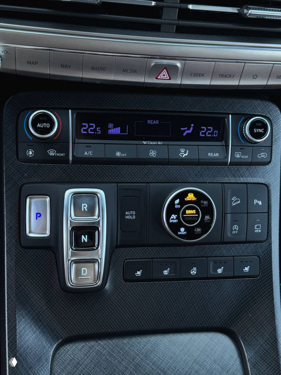 Панель управления климатом и селектор режимов движения с шайбой выбора Drive Mode, кнопки обогрева сидений и автопаркинга на консоли.