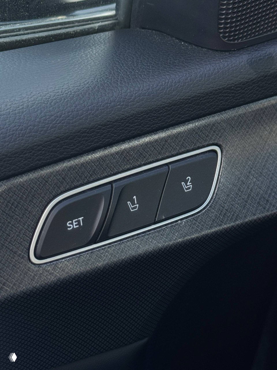 Кнопки памяти положения сиденья (SET, 1, 2) на дверной панели — видны элементы регулировки комфорта для водителя Hyundai Palisade.