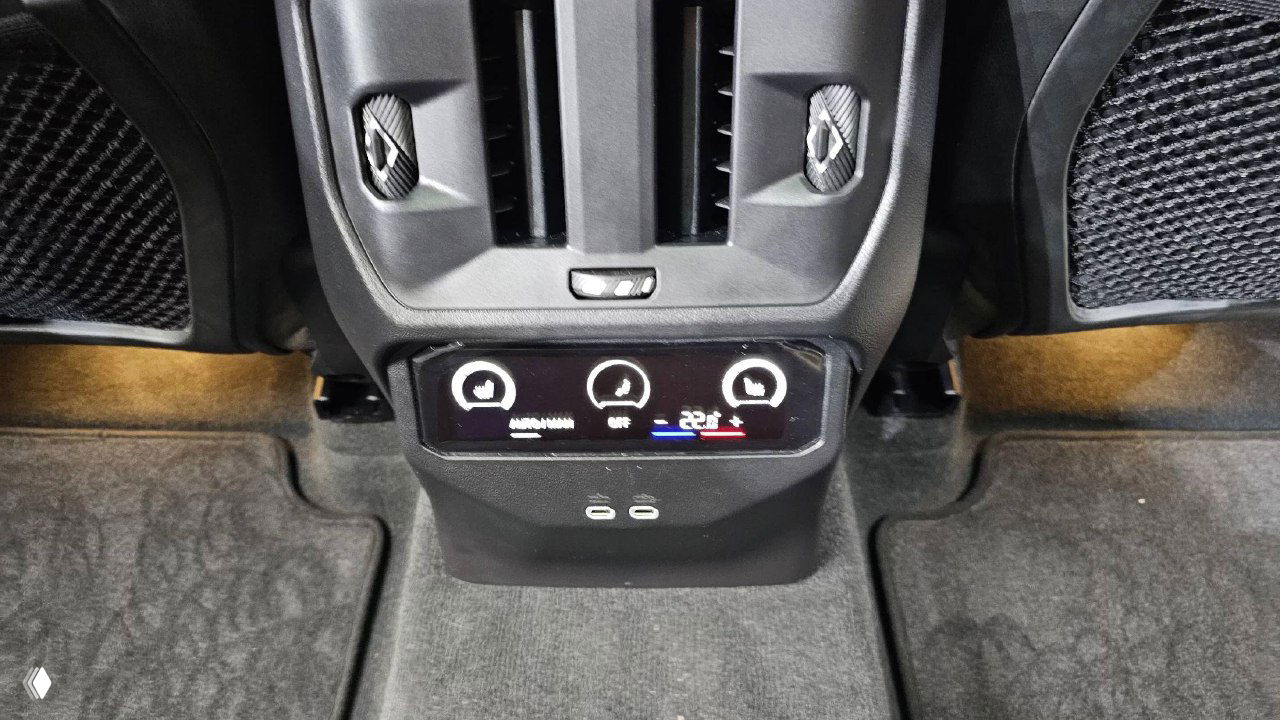 Крупный план блока управления климатом для задних пассажиров и двух USB‑портов в нише между передними креслами BMW X3.