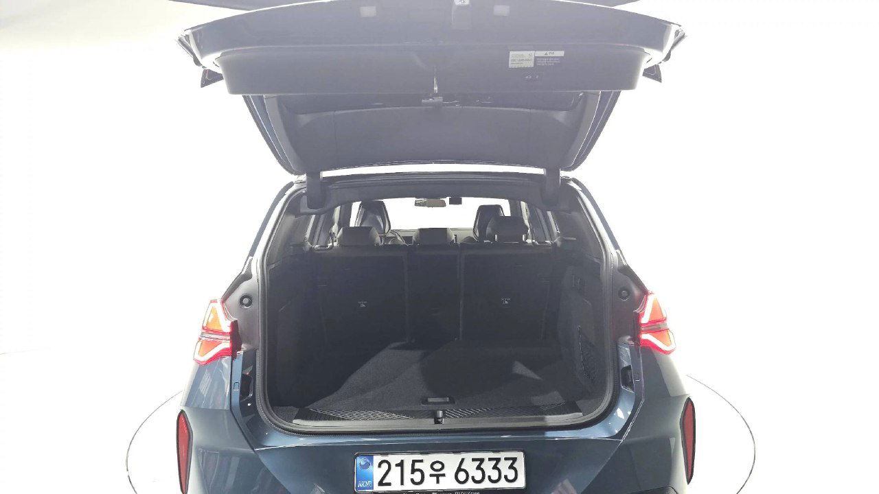 Открытый багажник BMW X3 Arctic race Blue: объём багажного отделения, вид со стороны кормы и задняя часть салона с поднятой крышкой.