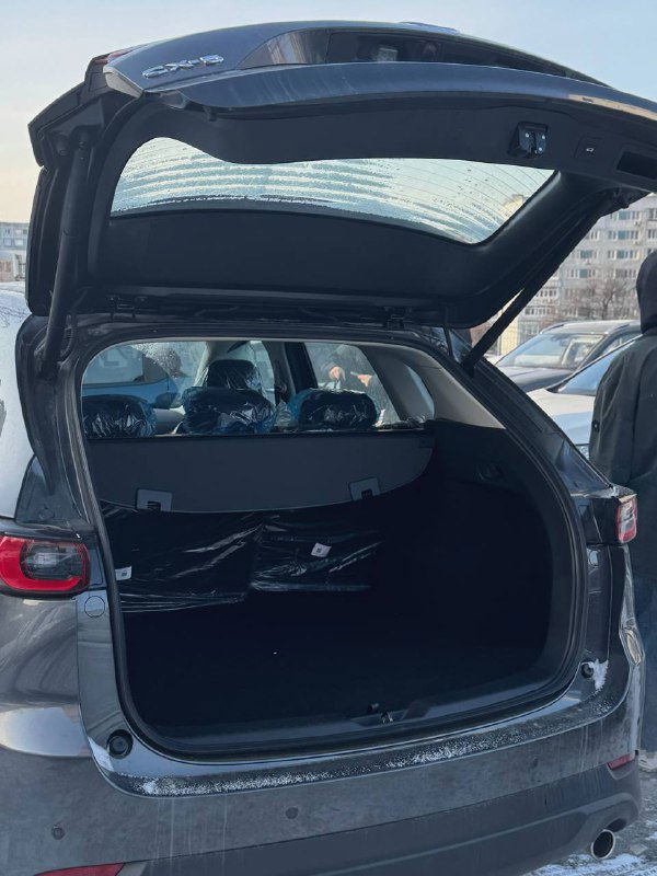 Открытый багажник Mazda CX-5 2025, пустой грузовой отсек, ровное пространство для хранения, видна внутренняя обшивка багажника.