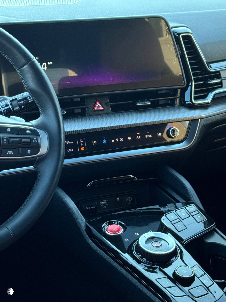 Центральная консоль и панель управления KIA Sportage: большой экран, кнопки кондиционирования и шайба селектора передач на глянцевой поверхности
