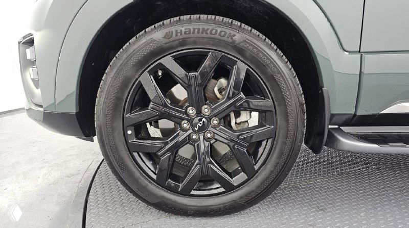 Крупный план литого колёсного диска и тормозного суппорта KIA Mohave, на колесе установлена шина Hankook, подчёркнут спортивный дизайн диска.