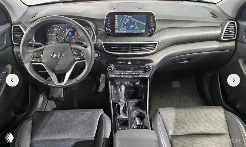 Салон Hyundai Tucson: панель приборов, мультимедиа-экран, руль и центральный тоннель с коробкой передач — общий обзор состояния интерьера.