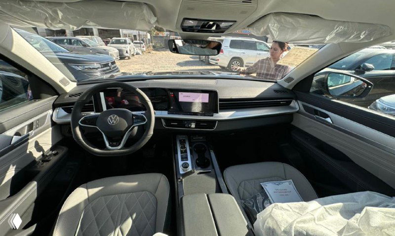 Интерьер Volkswagen Tavendor R-Line — передняя панель, руль, мультируль, центральная консоль и экран информационной системы, салон светлого тона