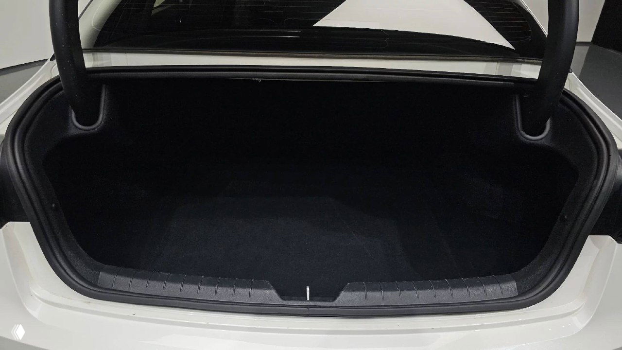 Багажник KIA K5 2024, открытый — пустой объём багажного отделения с чистой отделкой, демонстрация полезного пространства для перевозки вещей.