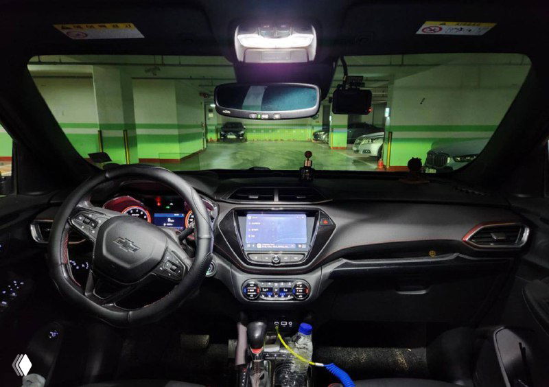 Салон Chevrolet Trailblazer: панель, экран и рулевое колесо, фото с осмотра демонстрирует состояние приборной панели и эргономику водительского места.