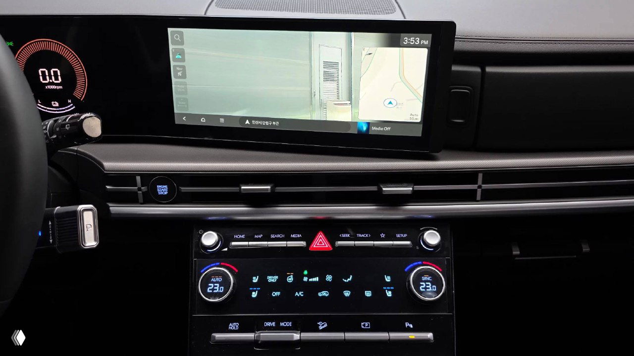 Панель приборов и мультимедийный дисплей Hyundai Santa Fe 2025 — крупный план сенсорных поверхностей, климат-контроля и навигации на широком экране.