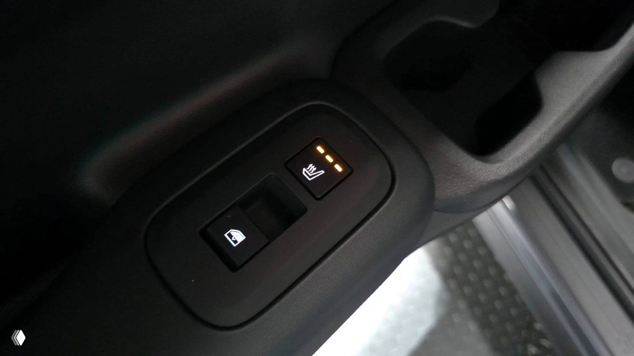 Крупный план кнопки подогрева и управления стеклоподъёмником на дверной панели Hyundai Santa Fe 2025 — элементы управления комфортом в салоне.