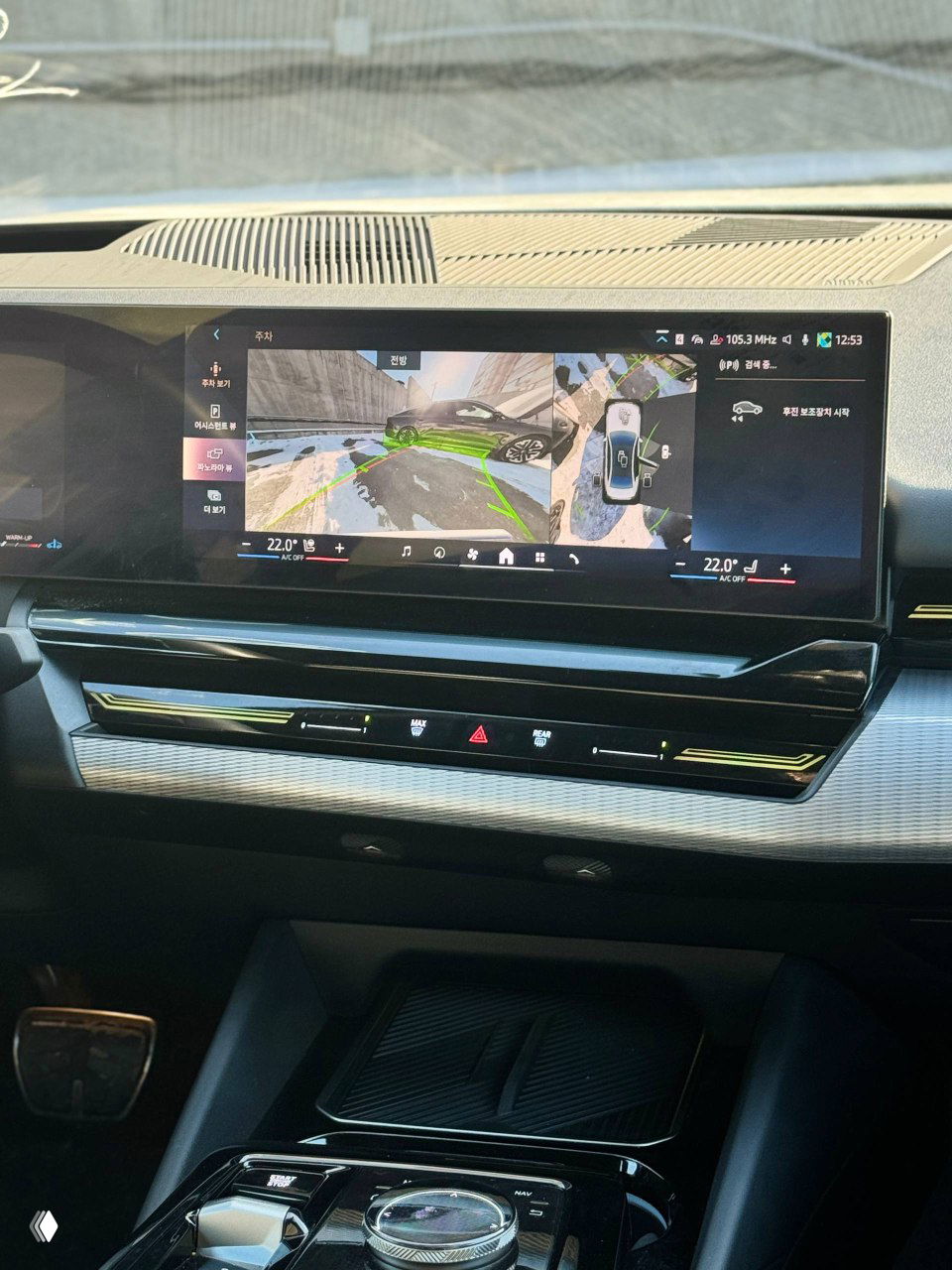 Интерьерная панель и широкоформатный дисплей BMW 520i показывают камеру кругового обзора и элементы климат-контроля на центральной консоли.