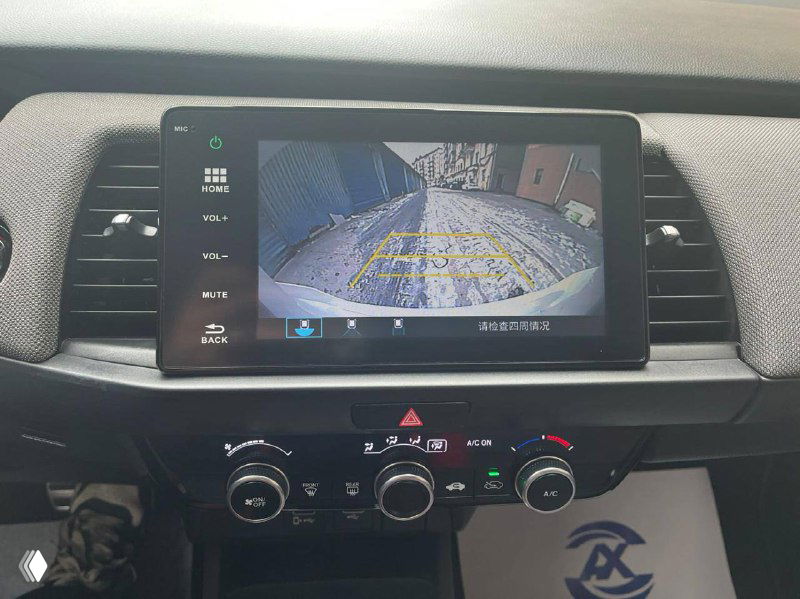 Крупный план мультимедийного экрана и панели управления Honda Life 2022; на экране видно изображение с камеры заднего вида и органы управления климатом.