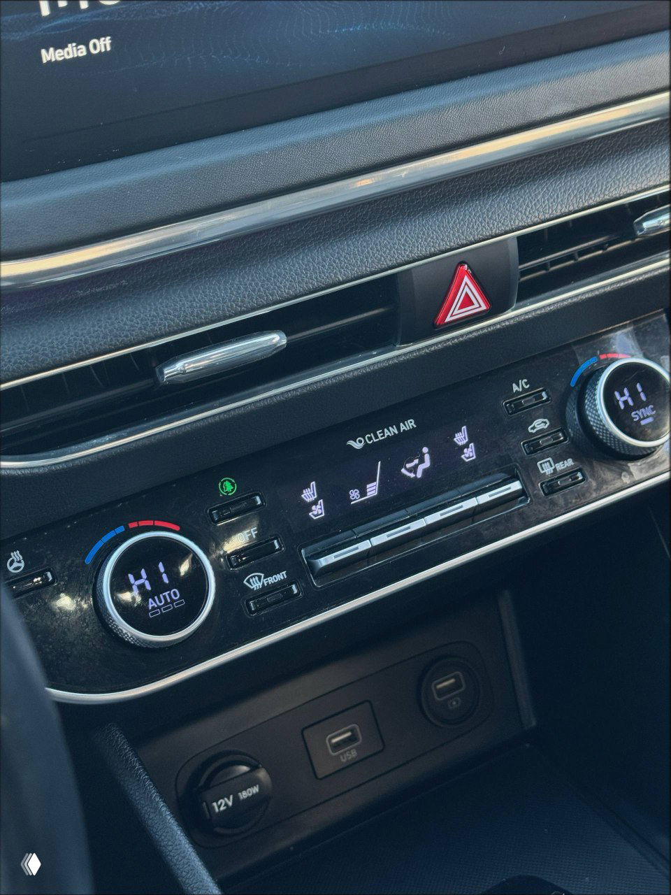 Панель климат-контроля и элементы консоли Hyundai Sonata 2022, вид на регуляторы температуры, индикаторы обогрева и USB-порты.