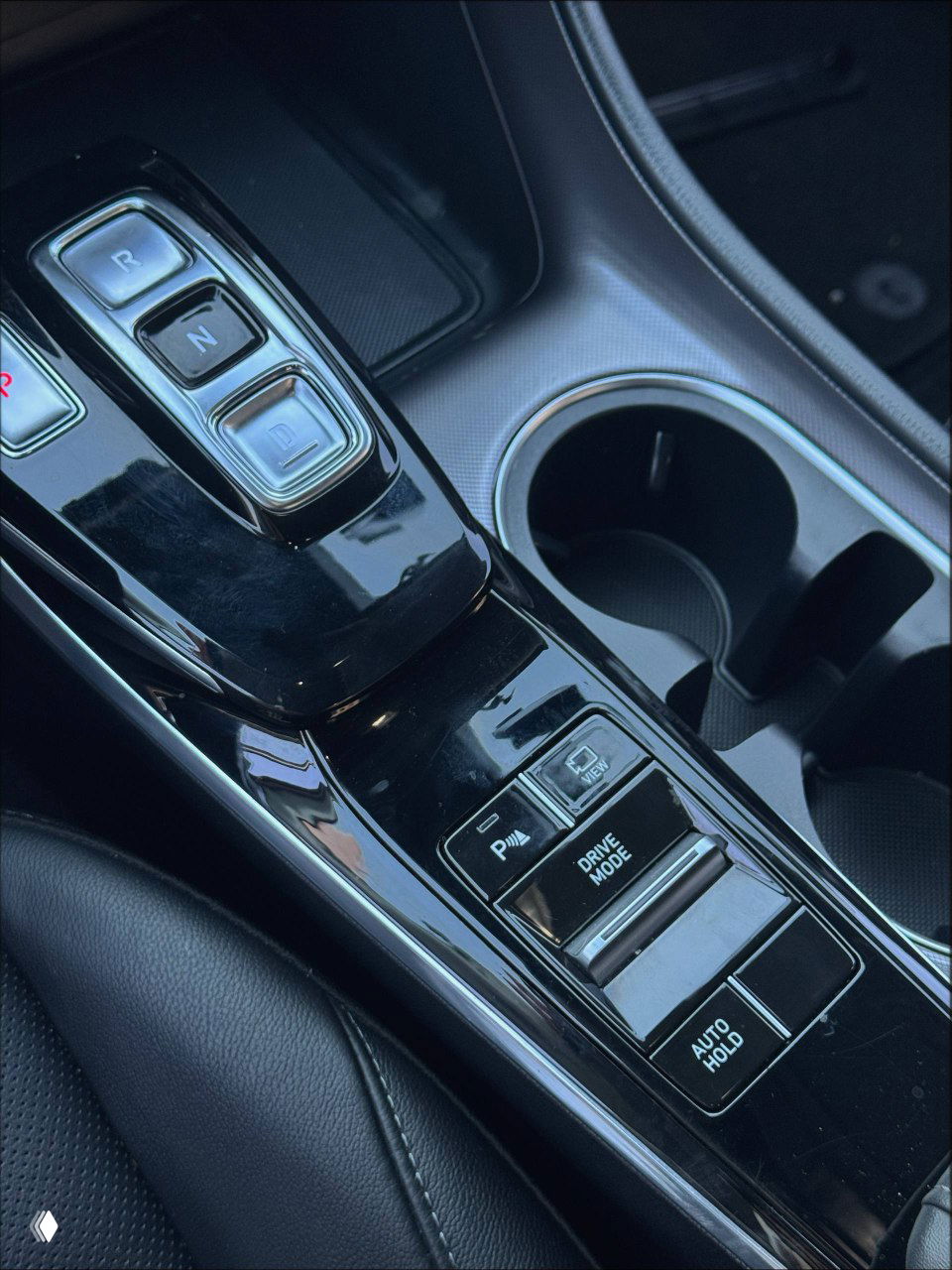 Передний тоннель и селектор коробки передач Hyundai Sonata 2022 с кнопочным переключателем режимов, автозахват и подстаканники.