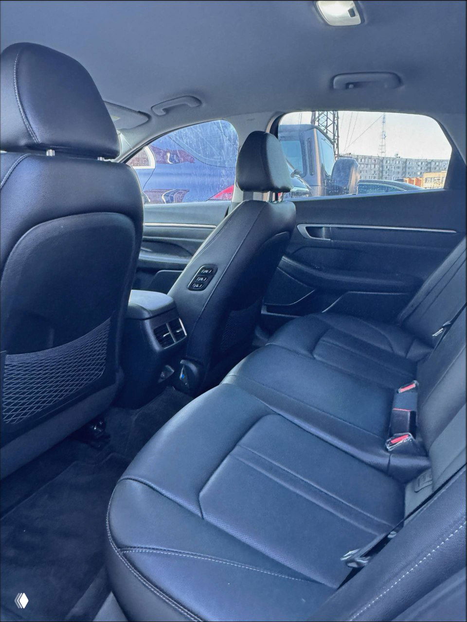 Задний ряд сидений Hyundai Sonata 2022, кожаная обивка, место для пассажиров и вид на воздуховоды в центральной части задней панели.