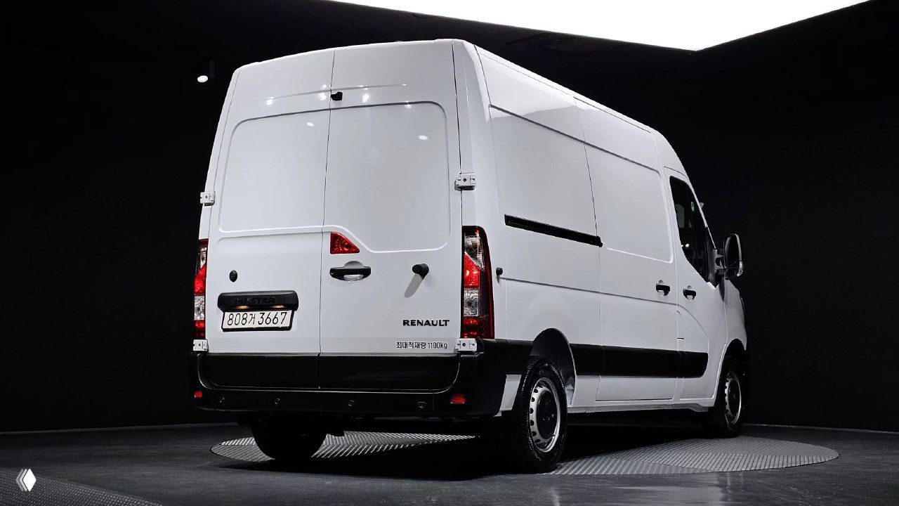 Задняя часть белого Renault MASTER на подиуме: открываются двери, видна надпись RENAULT и корейский номерной знак.