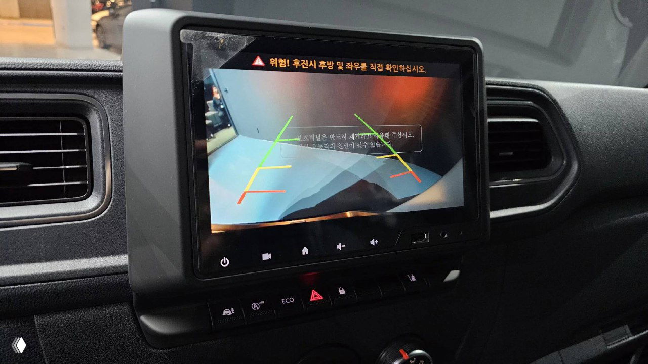 Экран мультимедиа с изображением камеры заднего вида на Renault MASTER, отображение траекторий парковки и предупреждений на корейском.