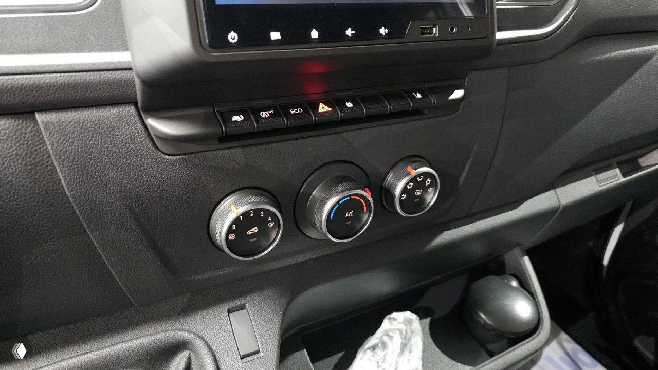Блок климат-контроля и кнопки управления на центральной консоли Renault MASTER, крупный план регуляторов и индикаторов.