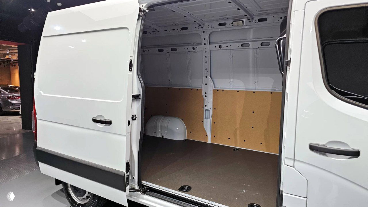 Открытый слайдинг дверь и грузовой отсек Renault MASTER с деревянной обшивкой и ровным настилом для перевозки грузов.