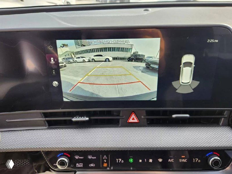 Изображение камер и экрана заднего вида KIA Sportage 2024, на экране отображается парковочная зона и траектория манёвра автомобиля.