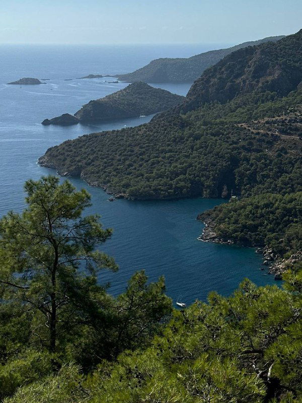 Панорамный вид с перевала на морские бухты и островки, бирюзовая вода и крутые зеленые склоны — масштабный морской пейзаж Ликийки.